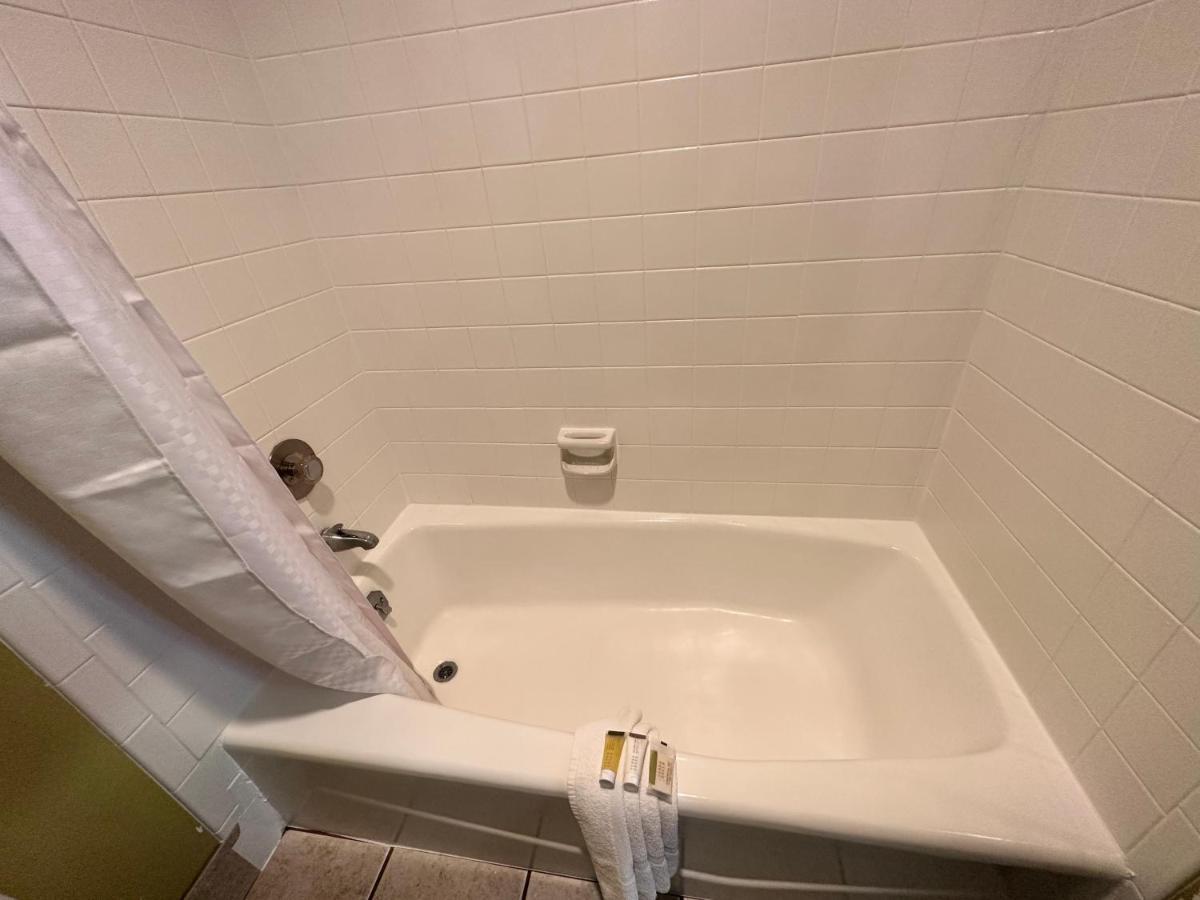 Super 8 By Wyndham Eau Claire Wi Hotell Exteriör bild