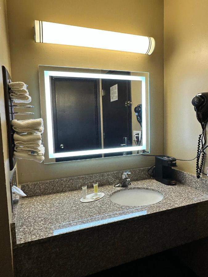 Super 8 By Wyndham Eau Claire Wi Hotell Exteriör bild