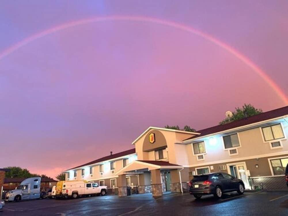 Super 8 By Wyndham Eau Claire Wi Hotell Exteriör bild