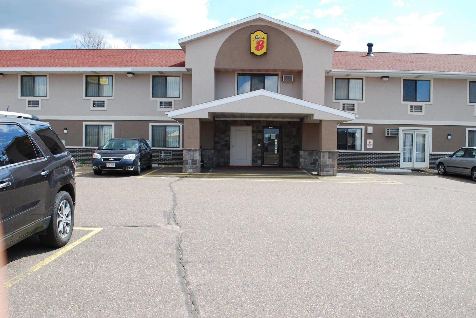 Super 8 By Wyndham Eau Claire Wi Hotell Exteriör bild