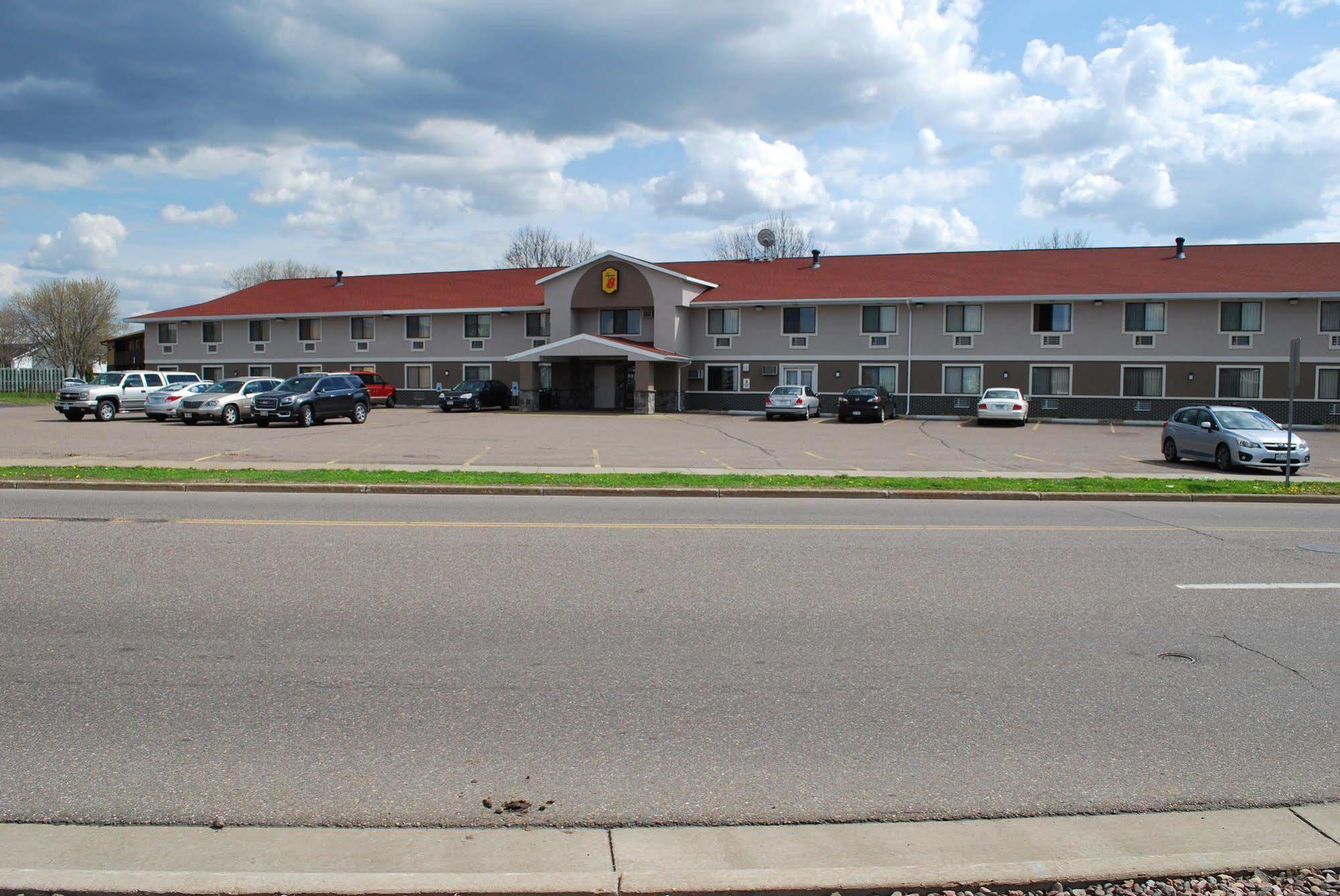Super 8 By Wyndham Eau Claire Wi Hotell Exteriör bild